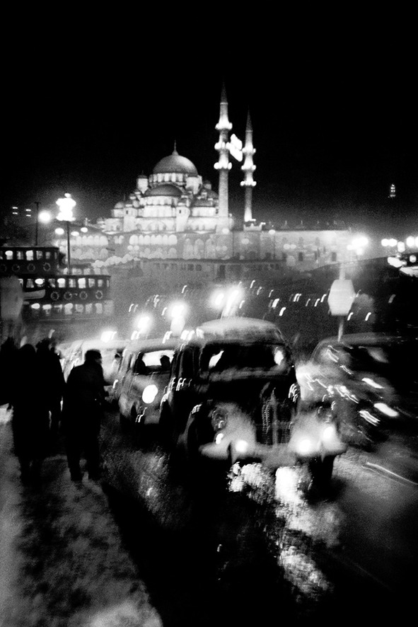 ©Ara Güler, Straßenverkehr auf der Alten Galatabrücke, 1956