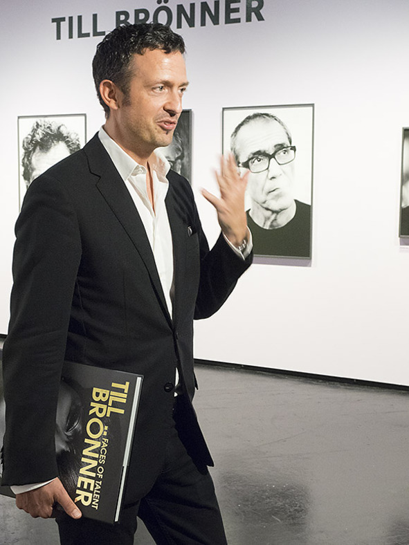 Till Brönner, vor seinen Bildern @Photokina