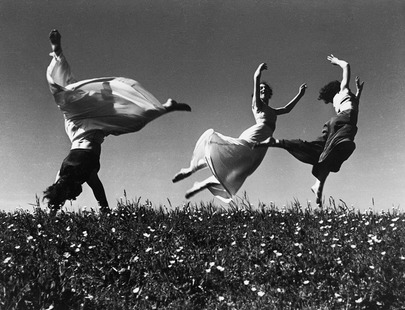 Drei Mädchen auf einer Frühlingswiese, 1938