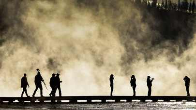 Das Titelmotiv der Ausstellung "Zeitblende": Besucher im Yellowstone National Park im Gegenlicht © Holger Rüdel