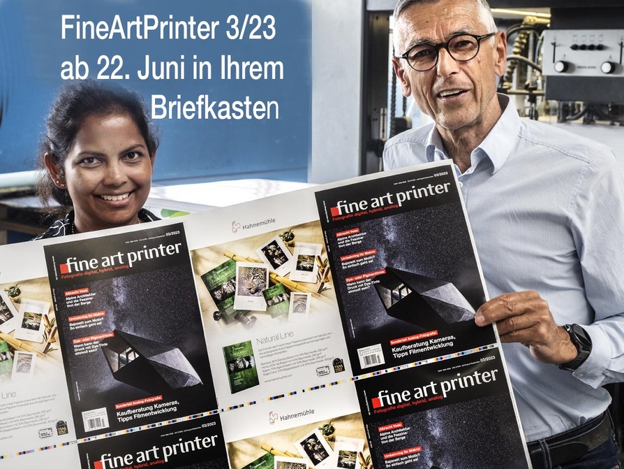 Ajitha Föttinger von F&W und FineArtPrinter-Chefredakteur Hermann Will in der Druckerei in Kienberg mit dem Titelbild FineArtPrinter 3/23