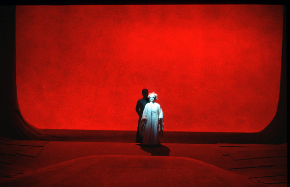 Macbeth (Guiseppe Verdi) Staatsoper Unter den Linden, Berlin, 2000 Regie: Peter Mussbach, Bühne: Erich Wonder, Kostüme: Andrea Schmidt-Futterer Sylvie Valayre als Lady Macbeth Foto: © Ruth Walz