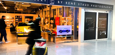 die Car Art Galery im Stuttgarter Flughafen auf der Abflugebene im Terminal 2 gegenüber der VIP-Priority Security Kontrolle. 