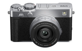 Ab August wird die neue X-E5 von Fujifilm im Handel für 1549 € angeboten. Das hier montierte Fujinon XF23mmF2.8 R WR wird ab Dezember für 449 € vermarktet