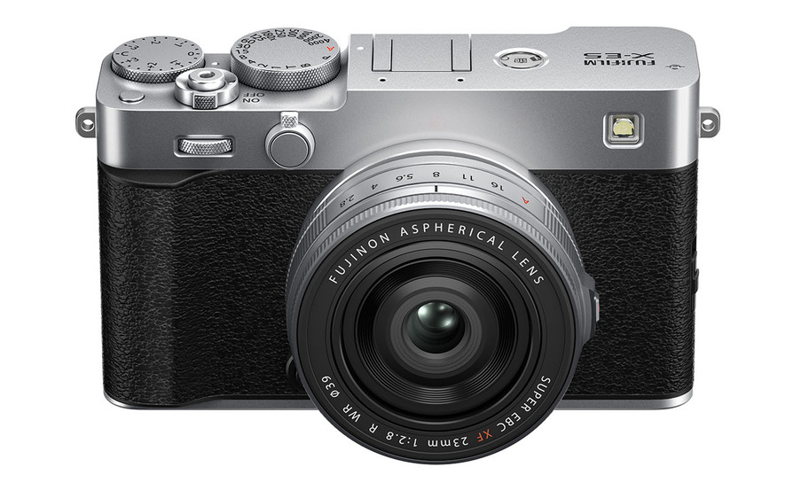 Ab August wird die neue X-E5 von Fujifilm im Handel für 1549 € angeboten. Das hier montierte Fujinon XF23mmF2.8 R WR wird ab Dezember für 449 € vermarktet